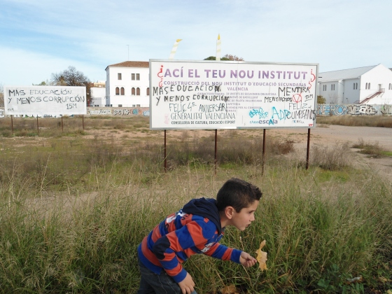 En  Valencia Capital,  y en la Comunidad Autónoma, hay colegios e institutos que  no se construyen por falta de presupuesto. Muchos de estos terrenos reservados para los nuevos centros, están siendo cedidos en concesión a empresas educativas privadas. Foto Teresa Galindo L.