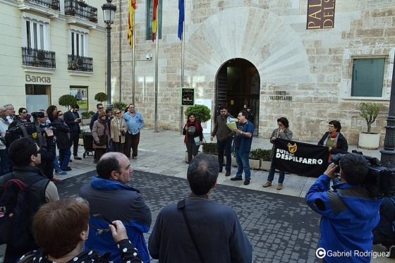 Comienzo de la Ruta del Caloret en la puerta de las Cortes Valencianas. F